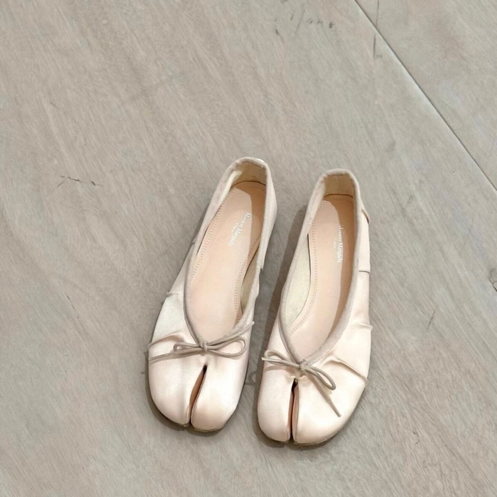 Maison Martin Margiela Split-Toe Ballet Flats in Pale Cream